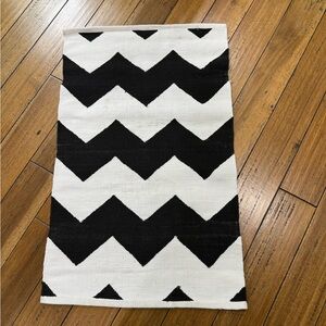 Dash & Albert Black and White Chevron Rug
